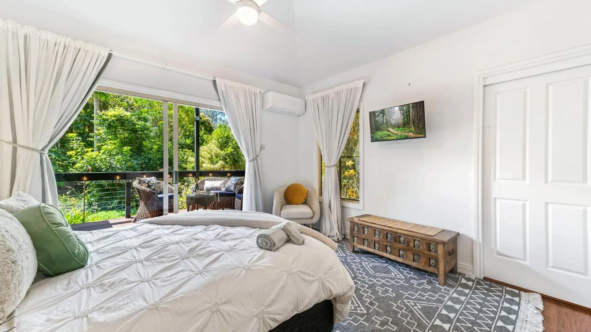 Elevata Villa Luxe Spa Jacuzzi - Wood Fire - Claw Bath - Pet Friendly Montville 0*,  Australia