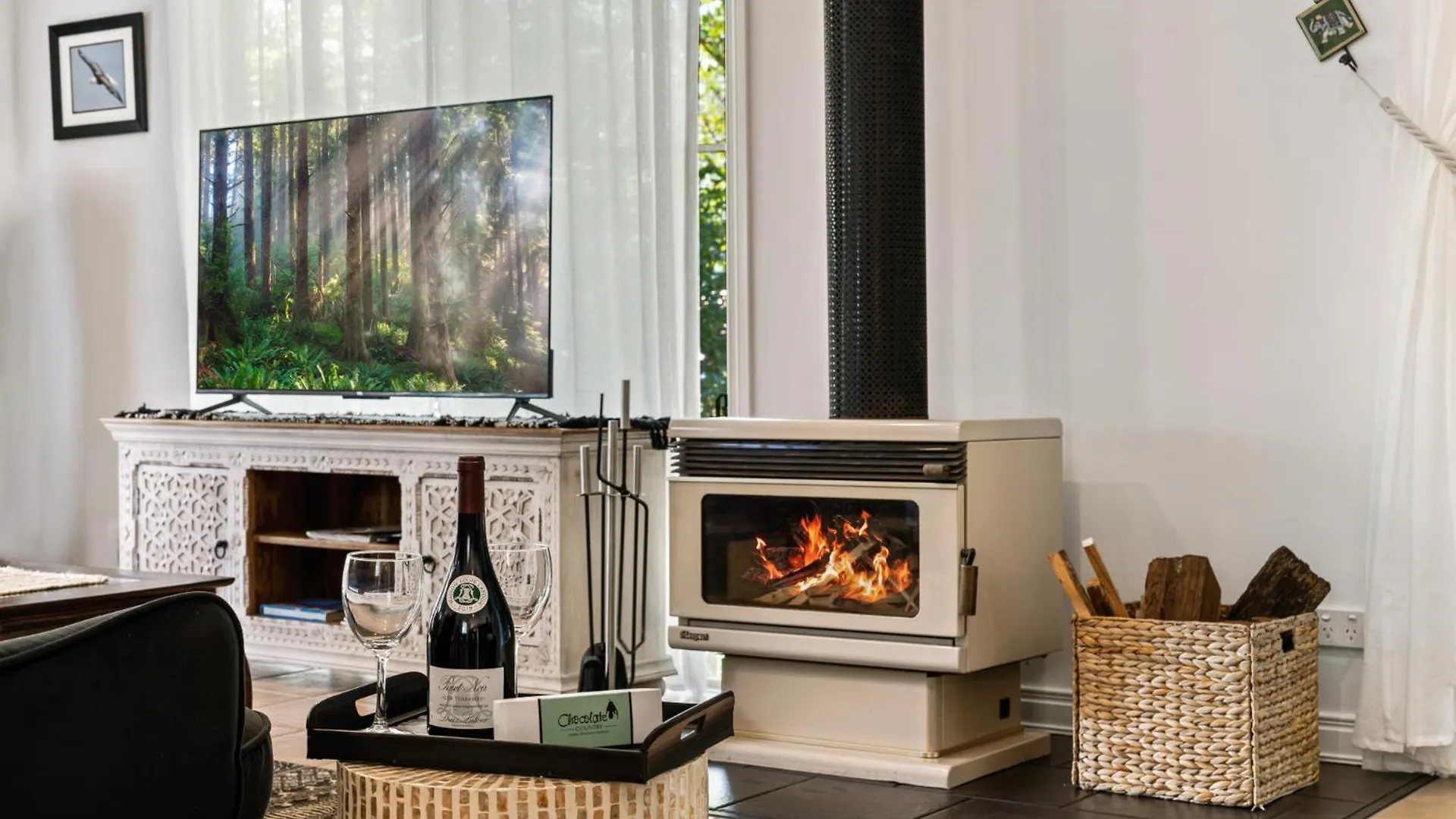 Elevata Villa Luxe Spa Jacuzzi - Wood Fire - Claw Bath - Pet Friendly Montville 0*,  Australia
