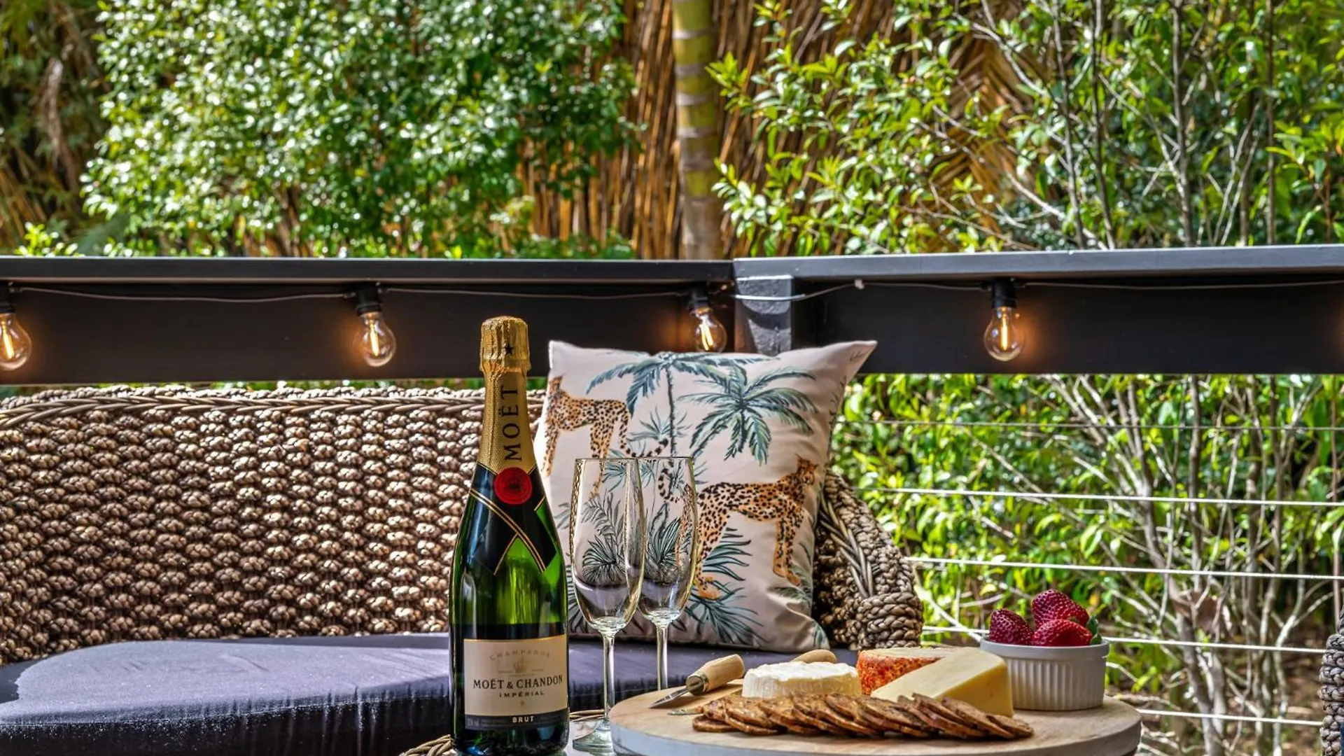 Holiday home Elevata Villa Luxe Spa Jacuzzi - Wood Fire - Claw Bath - Pet Friendly Montville Australia