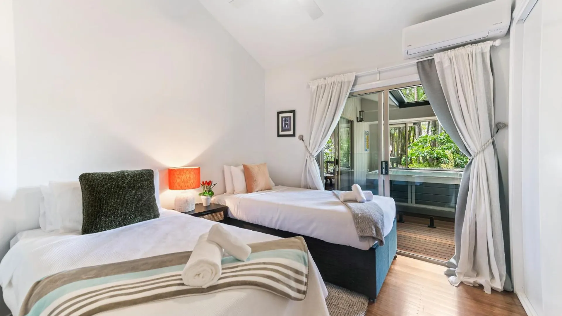 Elevata Villa Luxe Spa Jacuzzi - Wood Fire - Claw Bath - Pet Friendly Montville Australia