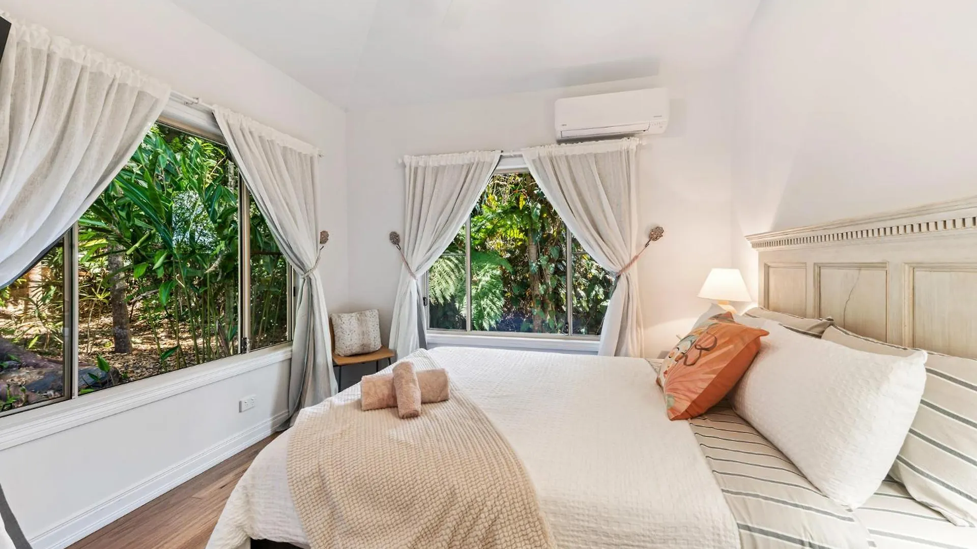 Holiday home Elevata Villa Luxe Spa Jacuzzi - Wood Fire - Claw Bath - Pet Friendly Montville Australia