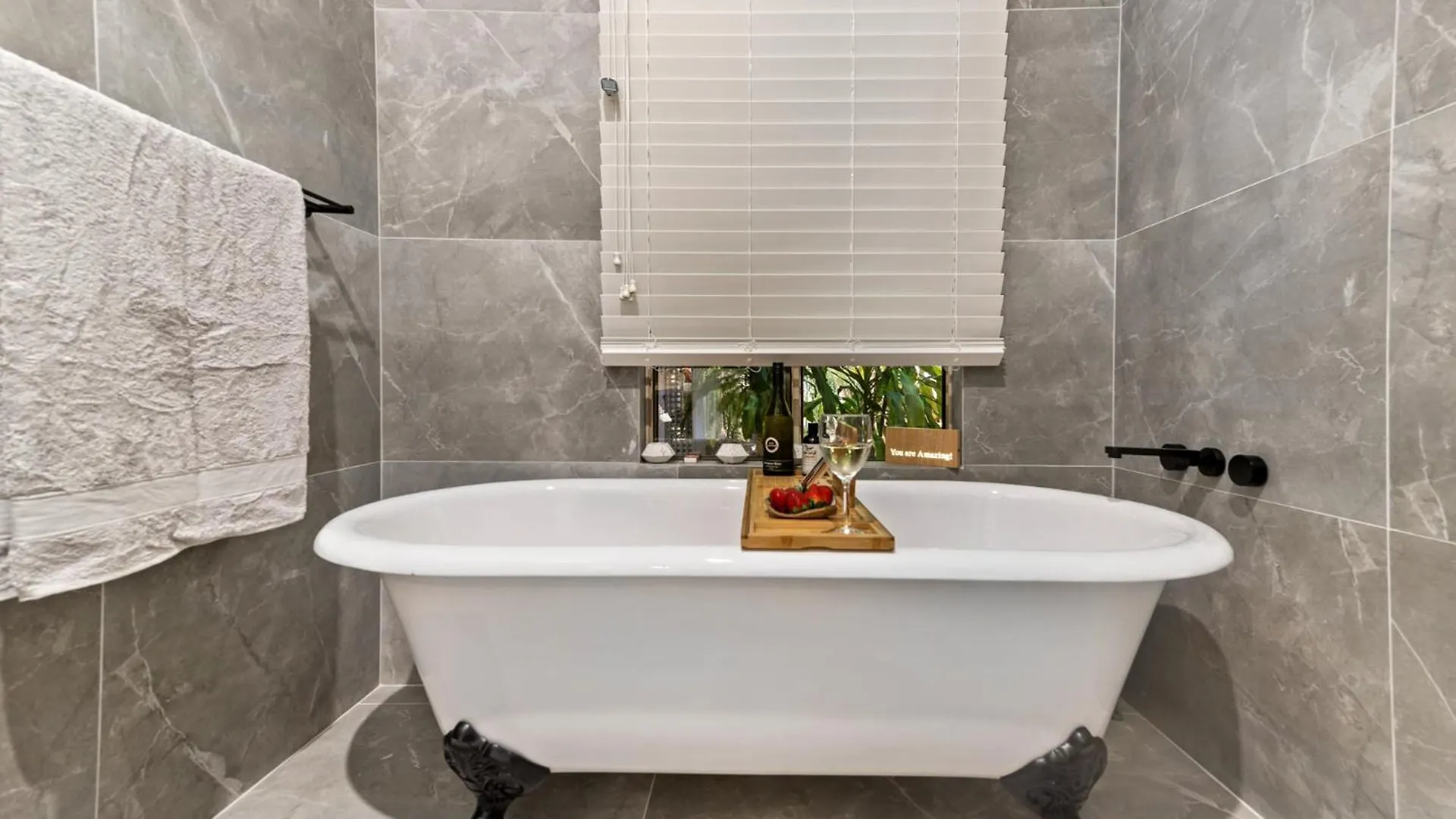 Elevata Villa Luxe Spa Jacuzzi - Wood Fire - Claw Bath - Pet Friendly Montville Holiday home